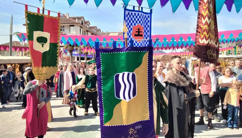 Desfile en la Plaza de la Villa. R.A.