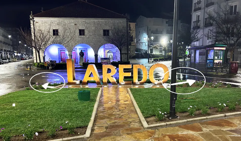 Letras de Laredo en la rotonda de la Plaza de Cachupin.