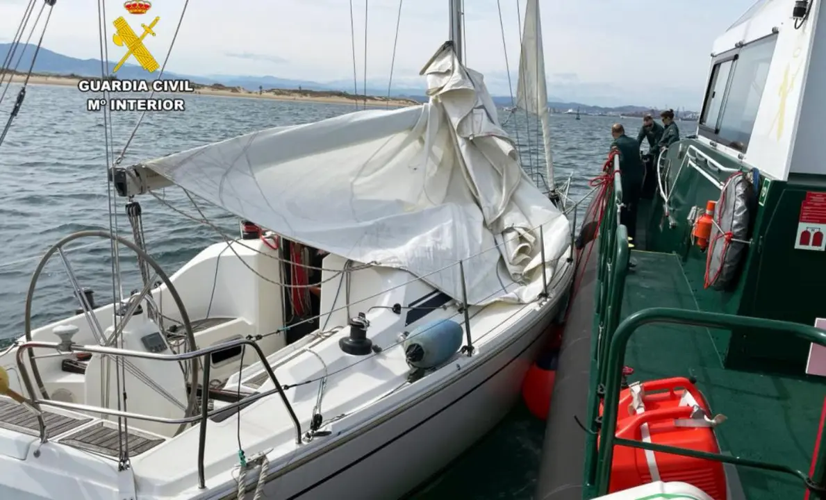 Velero rescatado por la Guardia Civil.