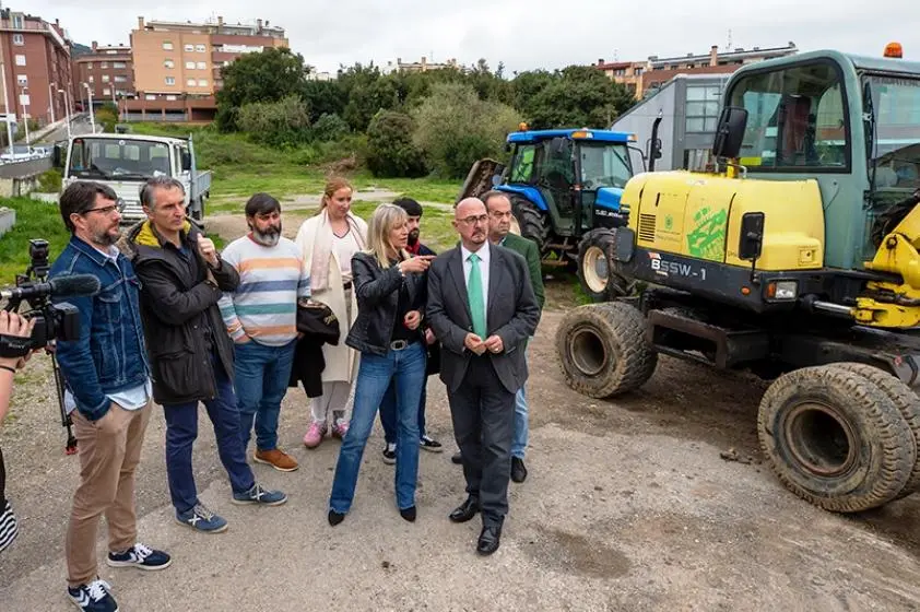 Las autoridades políticas visitan los terrenos en Castro Urdiales.