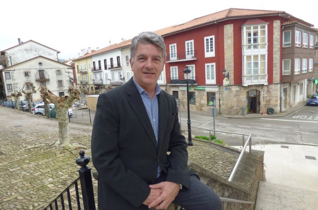 El alcalde de Selaya, Cándido Manuel Cobo (PP), en el exterior del Ayuntamiento. R.A.