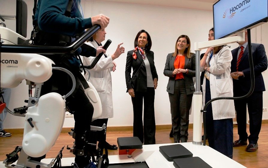 La presidenta de Cantabria, María José Sáenz de Buruaga, y la presidenta del Banco Santander, Ana Botín, visitan el exoesqueleto del área de rehabilitación de alta intensidad.