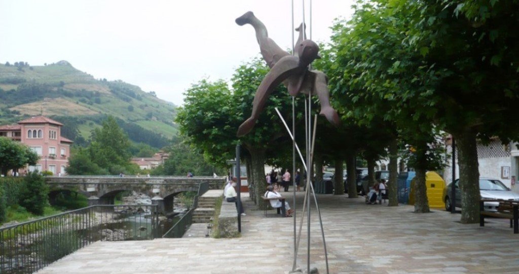 Escultura al Hombre Pez en Liérganes. R.A.