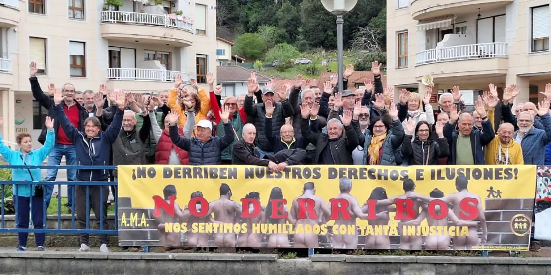 Integrantes de la AMA en la rotonda de Argoños.