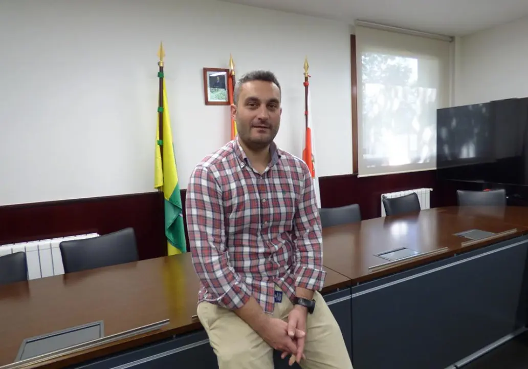 El alcalde de Ribamontán al Monte, Joaquín Arco (PRC), en el salón de Plenos. R.A.