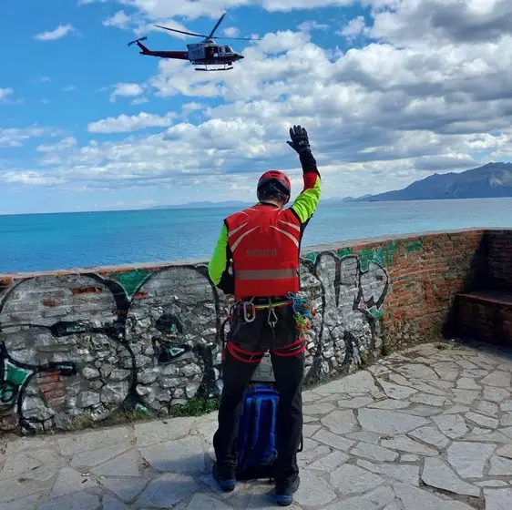 Rescate en el Faro del Caballo, en Santoña.