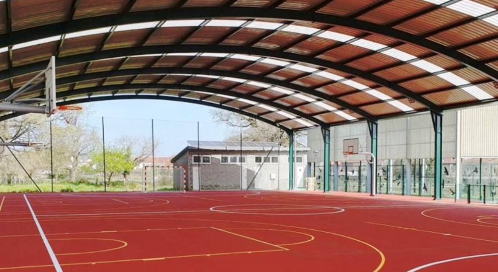 Pista polideportiva en Escalante. Facebook