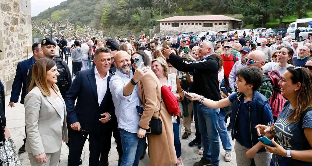 Numerosos asistentes siguieron el acto en el Monasterio de Santo Toribio.