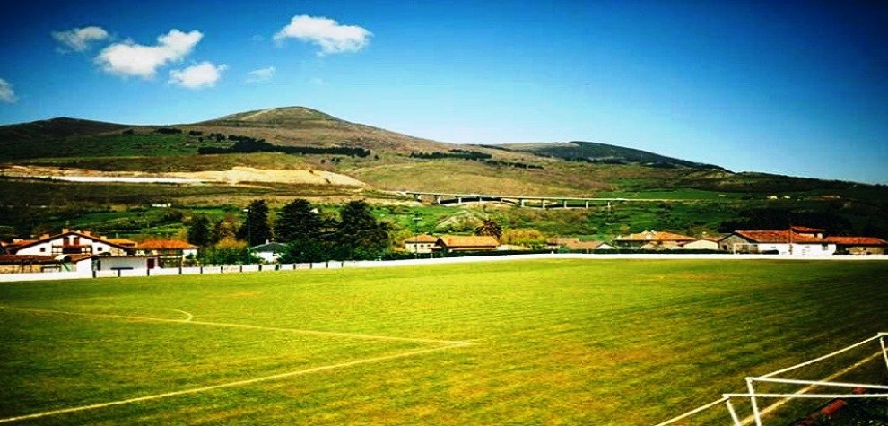 Campo de fútbol en Bárcena de Pie de Concha.