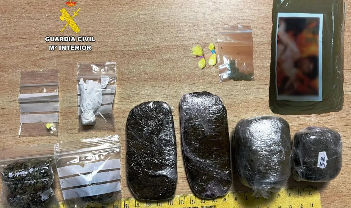 Material incautado por la Guardia Civil en Santoña y Castro Urdiales.