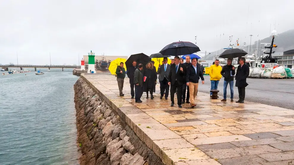 Visita al puerto pesquero de las autoridades políticas.