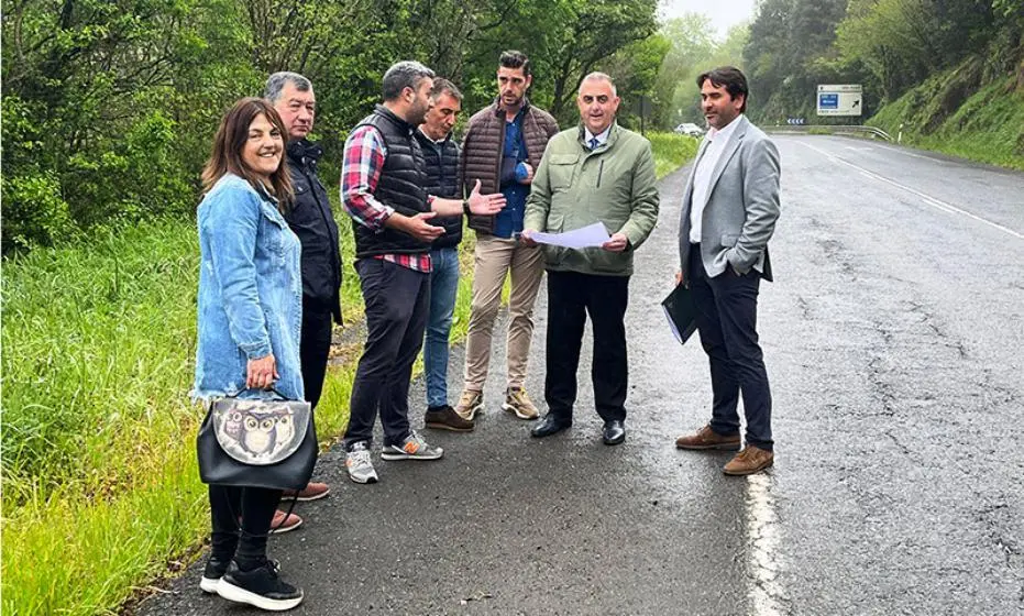 Las autoridades políticas visitan la zona de la obra en Ribamontán al Monte.