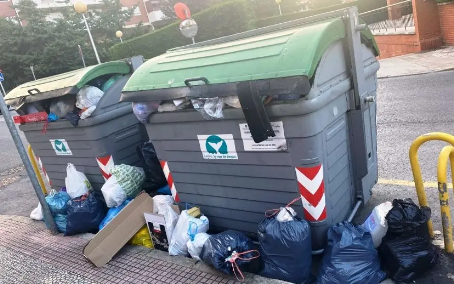 Basura junto a los contenedores en Ostende.