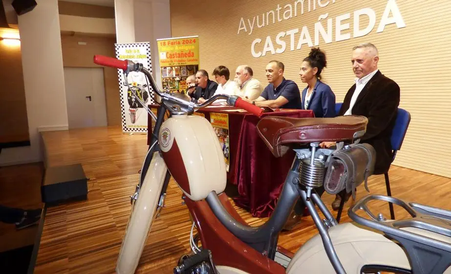 Mesa con los asistentes que presentaron la Feria de la Motocicleta. R.A.