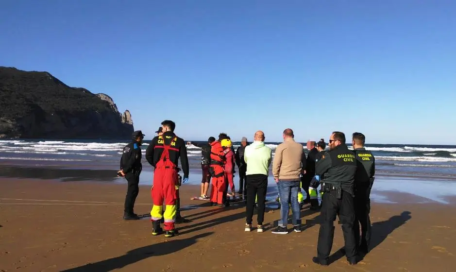 Un momento de la búsqueda en la playa.