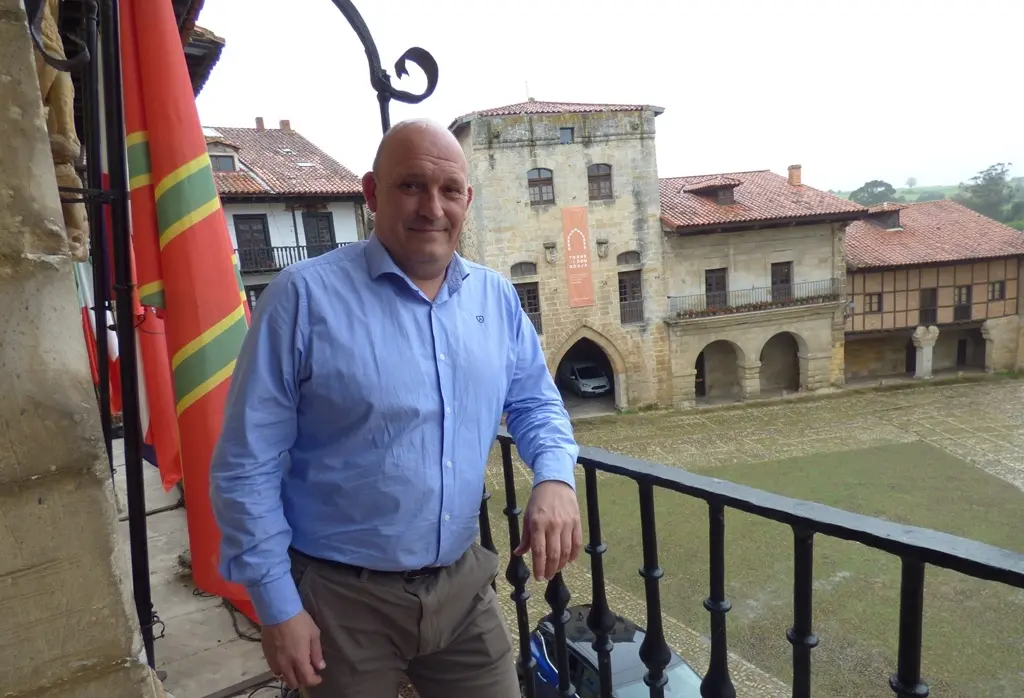 El alcalde de Santillana del Mar, Ángel Rodríguez (PSOE) en el balcón del Ayuntamiento. R.A.