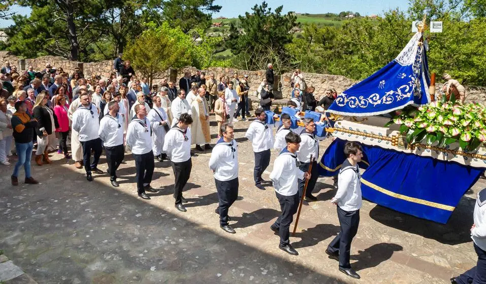 Un momento de la procesión por tierra de la Folía.