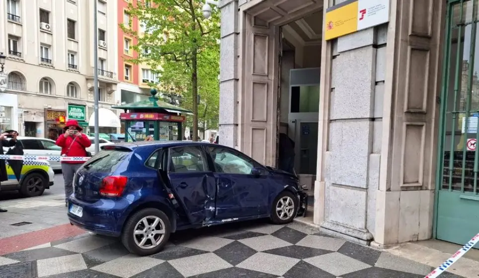 Coche empotrado en la sede de la Seguridad Social de Santander.