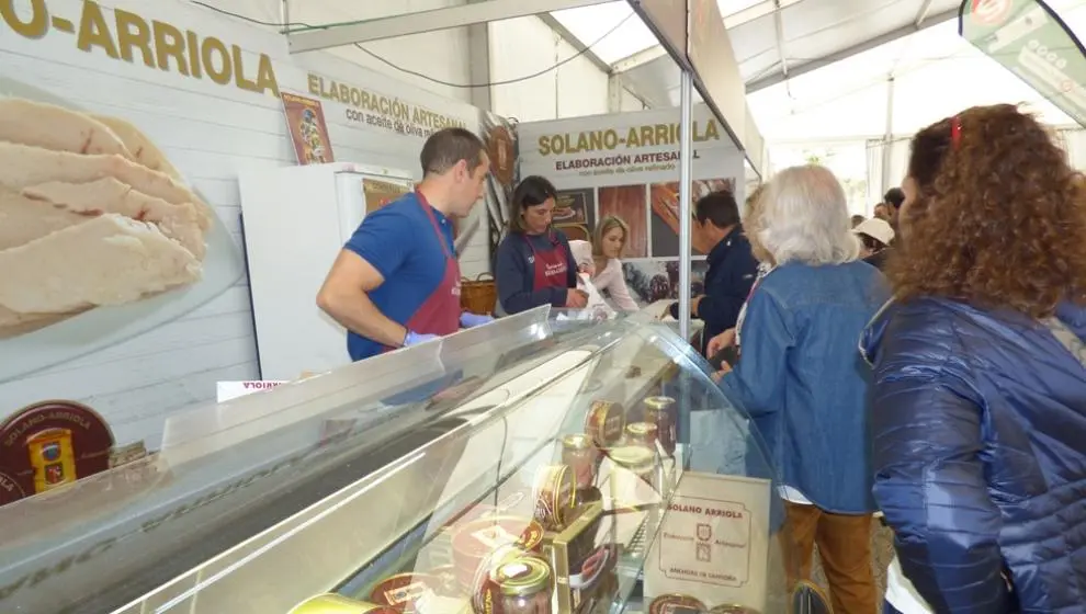 Expositor de la Conservera Solano Arriola en la Feria. R.A.