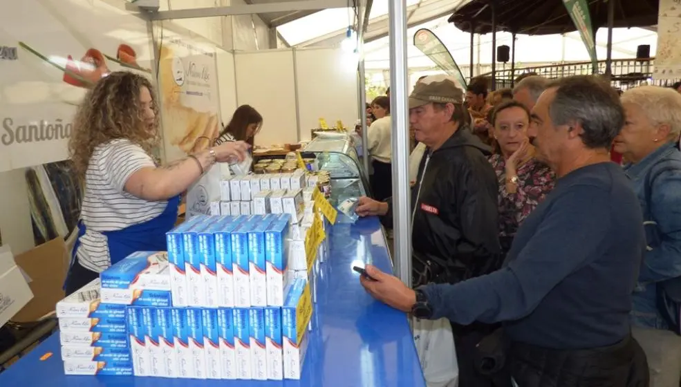 Expositores en la Feria de la Anchoa y la Conserva de Cantabria. R.A.