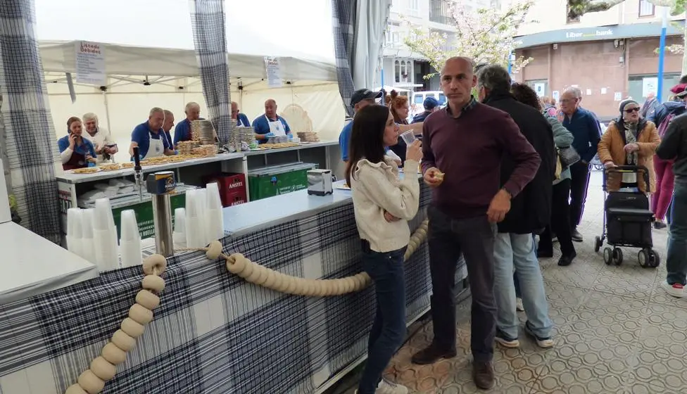 La Peña Juan de la Cosa ofrece bocartes y bebida a buen precio. R.A.