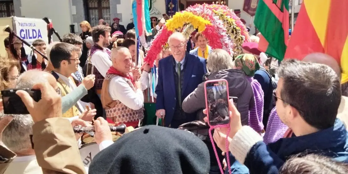 El exseleccionador tras la fotografía de familia con los cofrades. R.A.