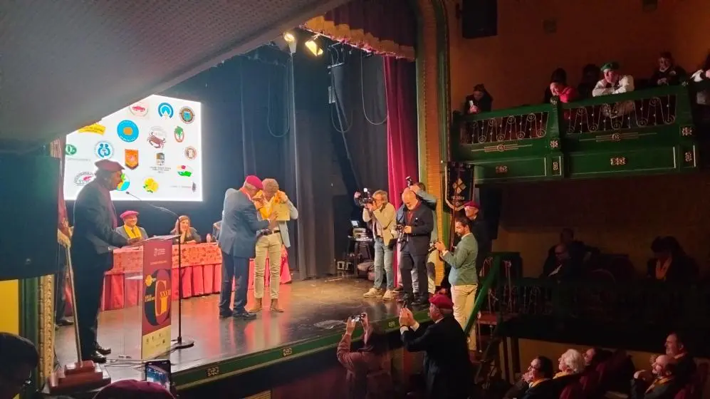 El cantante sobre el escenario del Teatro Casino Liceo. R.A.