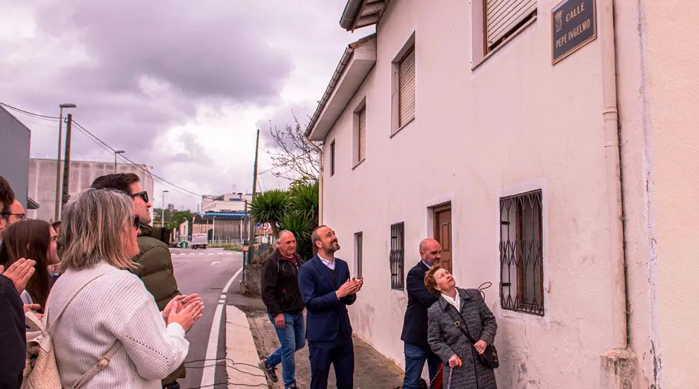 Descubrimiento de la placa en Sierrapando, en Torrelavega.