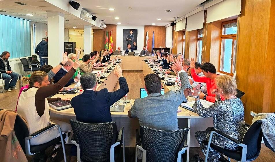Concejales en la sesión plenaria de Torrelavega.