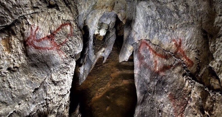 Cueva de Covalanas.