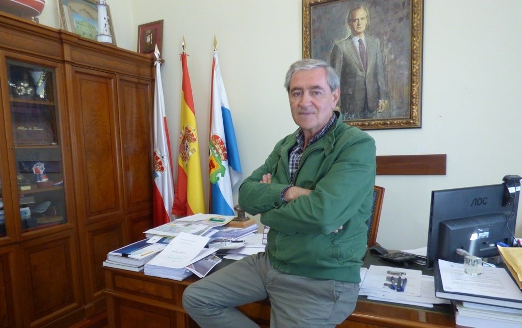 El alcalde Suances, Andrés Ruiz (PSOE), en su despacho del Ayuntamiento. R.A.
