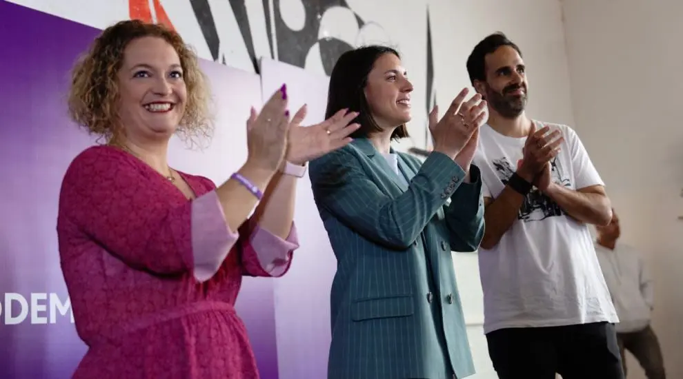 Mercedes González en un acto de Podemos junto a Irene Montero.