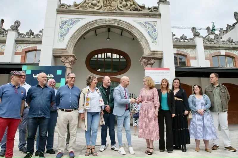 Un momento de la inauguración del Mercado de Abastos en Laredo.