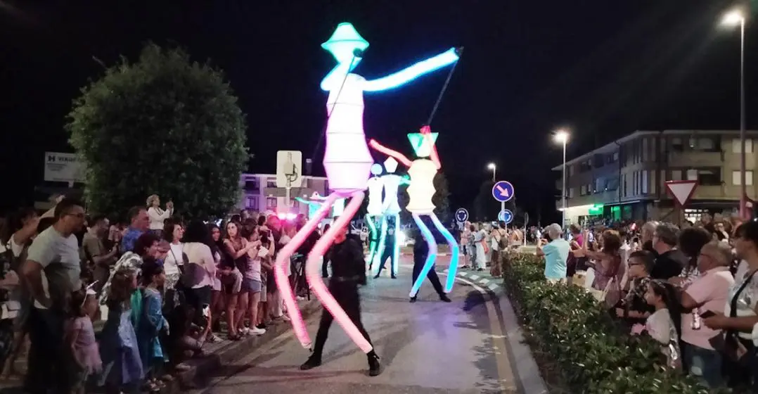 El desfile contó con espectáculos. R.A.