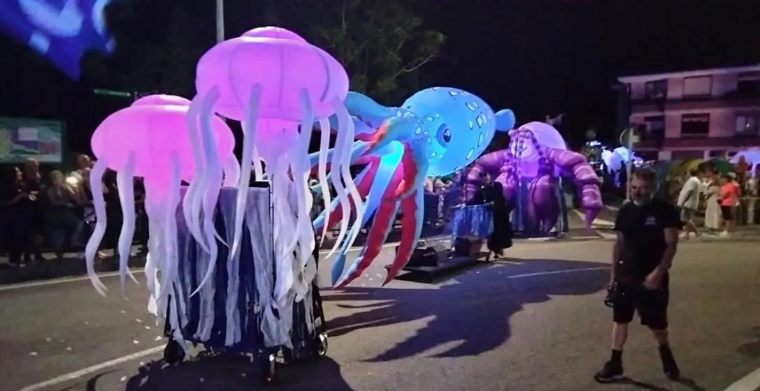 Numeroso público siguió el desfile. R.A.