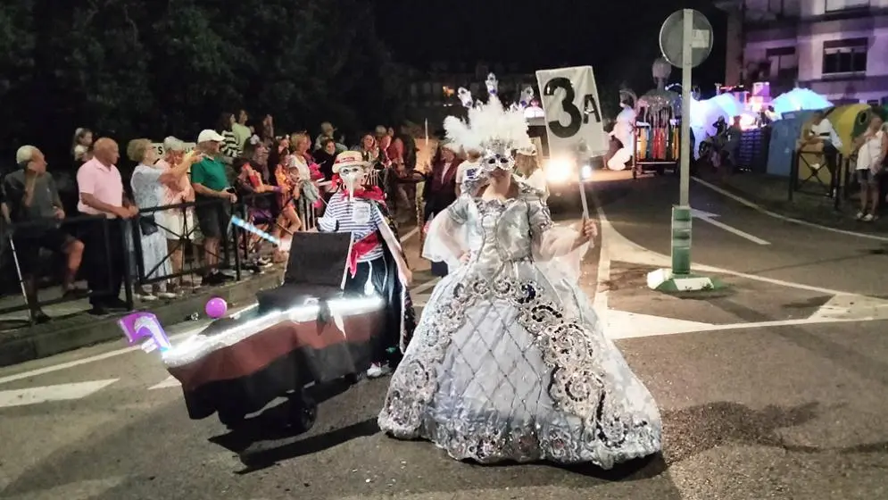 Los grupos desfilaron por las calles de Noja. R.A.