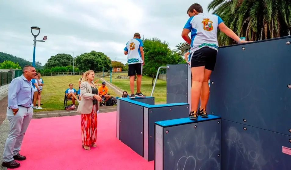Obras de la nueva instalación deportiva en Argoños.
La consejera de Presidencia, Justicia, Seguridad y Simplificación Administrativa, Isabel Urrutia, inaugura la nueva pista de parkour.