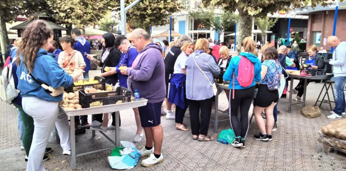 Pela de la patata en la Plaza de San Antonio. R.A.