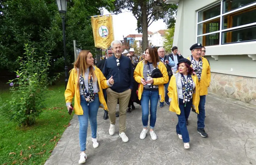 Carlos Sobera entra en la Casa de Cultura. R.A.