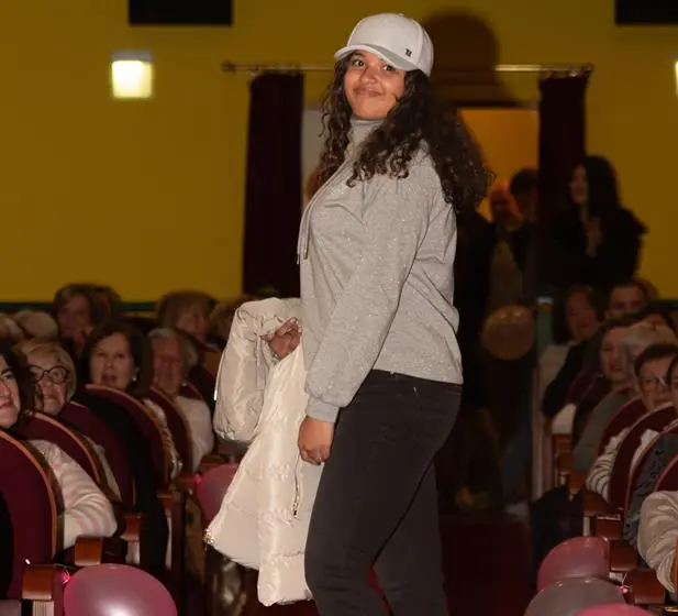 Los modelos desfilaron por el pasillo del Teatro Casino Liceo. Eduardo Quintana