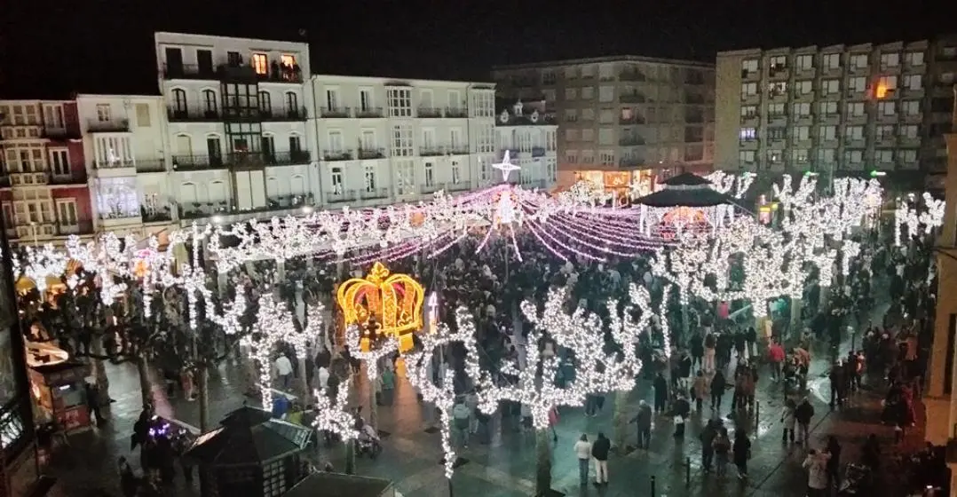 Iluminación navideña en el Plaza de San Antonio. R.A.