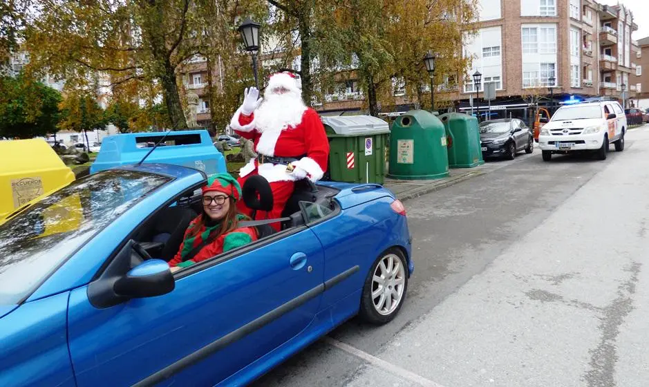Papa Noel guió la marcha en bicicleta. R.A.