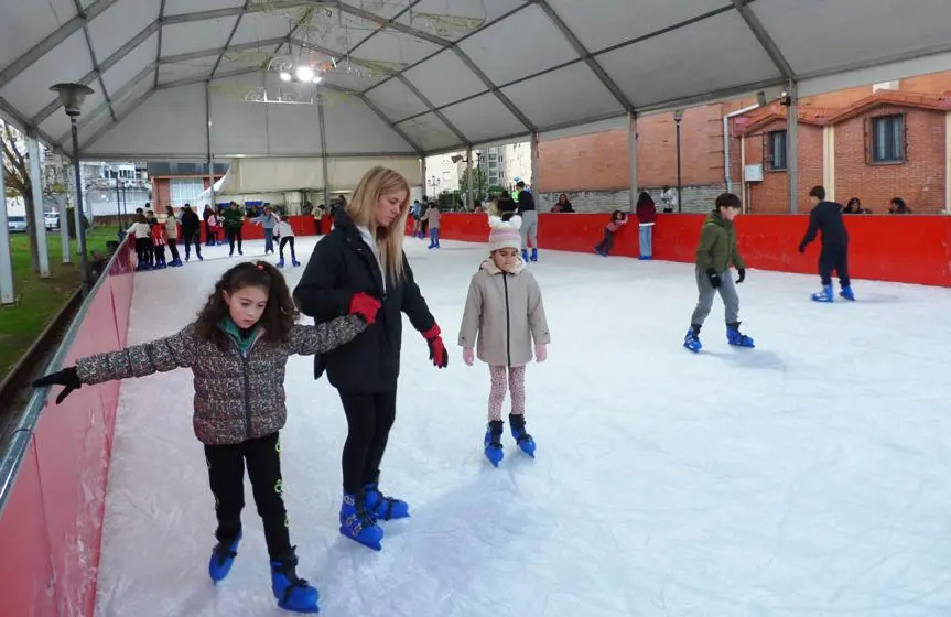 Ayer había muchos patinadores en la pista. R.A.