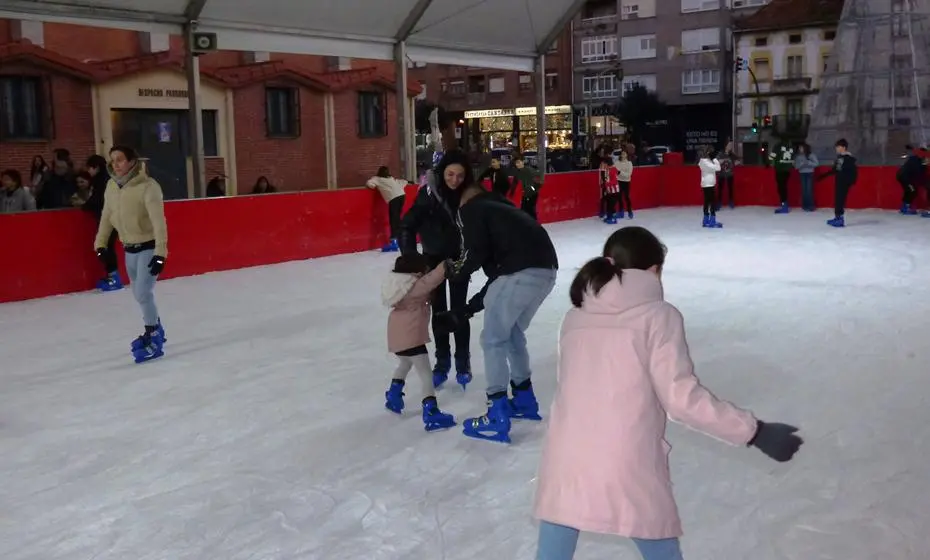 Las familias disfrutaron de la pista. R.A.