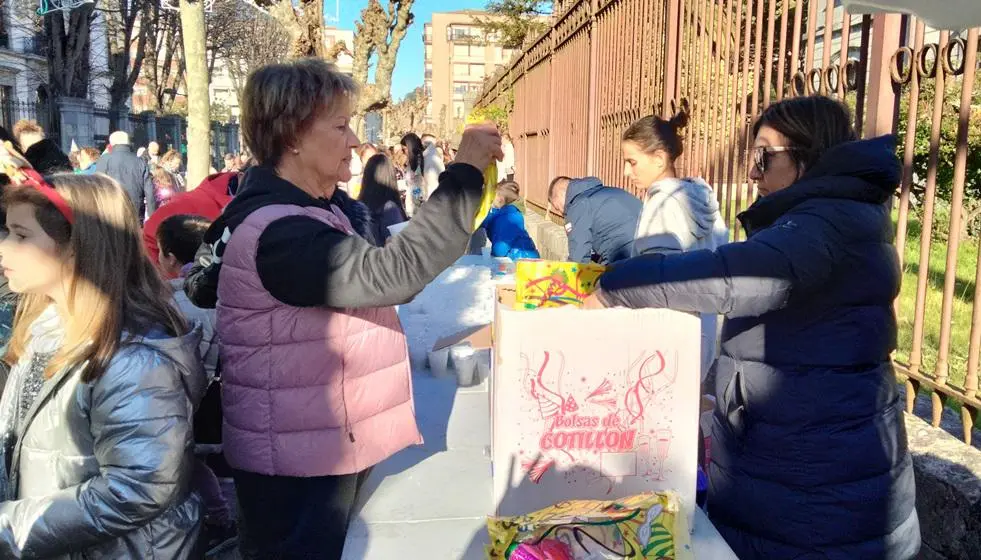 Reparto de bolsas de cotillón. R.A.