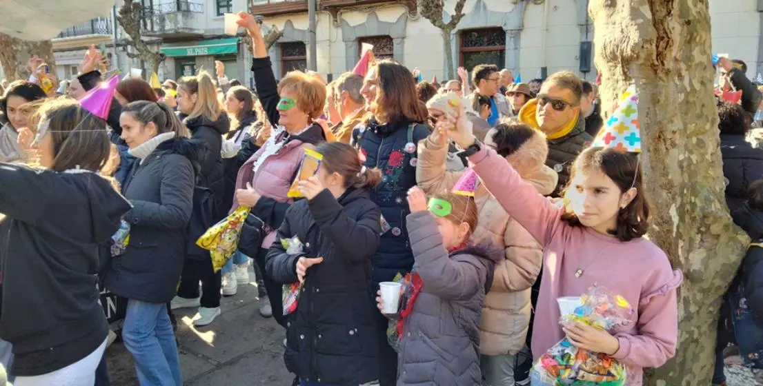 Los vecinos se concentraron frente al instituto de Manzanedo. R.A.