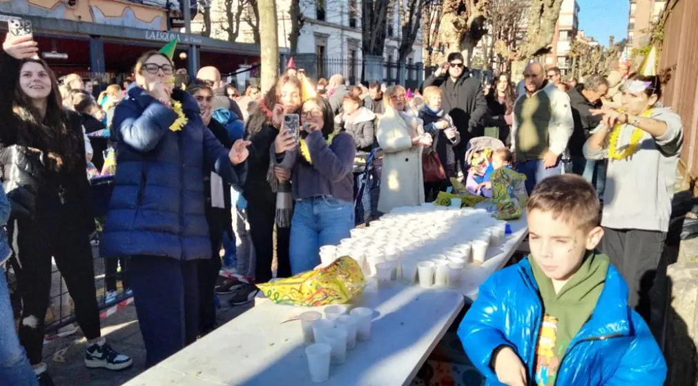 Las 12 uvas se repartieron en un vaso. R.A.