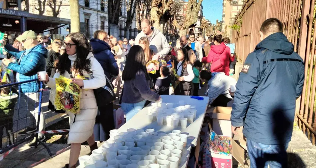 Los vecinos recogieron las bolsas de cotillón. R.A.