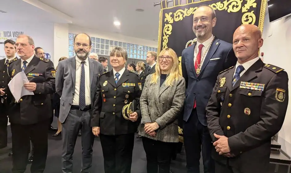 Autoridades en el acto de Torrelavega.