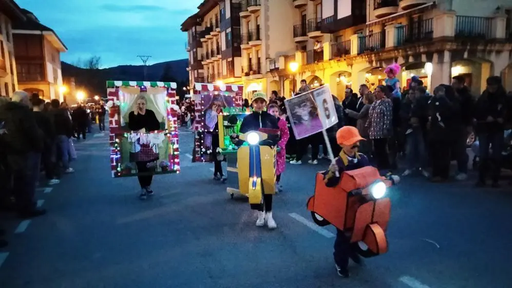 Los niños disfrazados de motocicletas. R.A.
